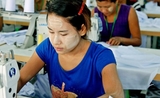 Ouvrière dans une usine de vêtements en Birmanie