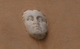 un visage sculpté dans un mur à Rome
