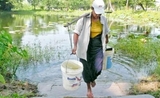 A Seik Gyi Khanaung Toe ou Dala, autour de Yangon, l'alimentation en eau est souvent manuelle et dangereuse