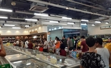 Dans un supermarché de yangon à 3h du matin après l'annonce du premier cas de coronavirus en Birmanie