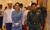 Daw Aung San Suu Kyi et le chef d'état-major U Min Aung Hlaing arrivant ensemble au parlement birman