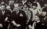 Atatürk avec des enfants le 23 avril