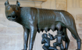 Statut de Romulus et Remus nourris par la louve à Rome