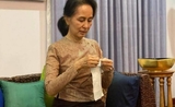 Daw Aung San Suu Kyi montre aux Birmans comment se coudre eux-mêmes des masques