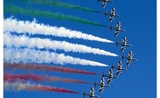 flèche tricolore vert blanc rouge du drapeau italien dans le ciel