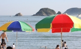 des parasols sur une plage à Hong Kong 