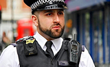 policiers agenouillés Londres manifestations