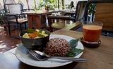 De nombreux restaurants à Chiang Mai proposent un menu entièrement végétarien, comme à Samata où il est possible de manger un curry vert au tempeh.
