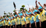 Des volontaires royalistes thaïlandais font un salut de la main