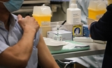 Un homme se fait vacciner contre le Covid-19 aux États-Unis