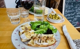 Une tartine de camembert avec un verre de vin français à Winemak’Her Bar, Brooklyn