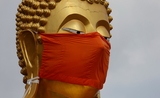 Une statue de Bouddha portant un masque anti-Covid en Thailande