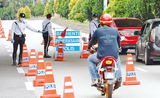 Homme en moto devant des autorités malaisienne