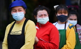 Des travailleuses masquees font la queue pour se faire tester au coronavirus en Thailande
