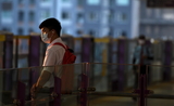 Un Thailandais portant un masque attend le metro durant la crise du Covid-19
