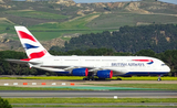 Un avion du British Airways sur une piste d'atterrissage 