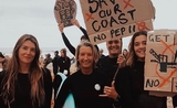 Des surfeurs protestent contre un projet pétrolier au large de Sydney