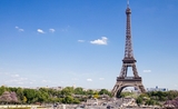 La tour Eiffel à Paris lors d'une journée ensoleillée