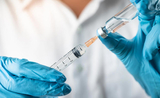 Un médecin tient un flacon de vaccin contre la Covid-19