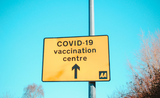 Affiche qui indique un centre de vaccination au Royaume-Uni