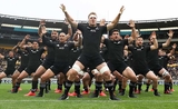 L'équipe de rugby des All Blacks font un haka