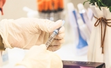 Préparation d'une dose de vaccin dans le cadre de la pandémie de coronavirus