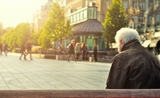 Une personne âgée sur un banc