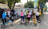 Un groupe de cycliste part a la decouverte d'un quartier de Jakarta avec un guide