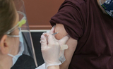 Le vaccin contre le covid 19 admnisitré à un patient