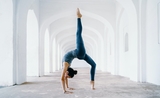 Une femme faisant du yoga, l'activité la plus pratiquée en confinement 
