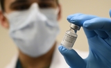 Un médecin tient une fiole de vaccin contre le covid-19 dans sa main