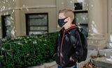 Jeune garçon qui porte un masque anti-covid