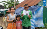 Une famille cambodgienne pauvre recevant de l'aide de UNPN 