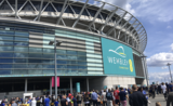 Le stade de Wembley en contre plongée, avec une petite foule devant