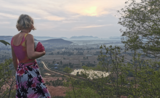 Jeune Femme contemplant la plaine cambodgienne