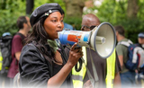 La militante Sasha Johnson, elle se sert d'un mégaphone
