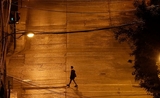 Un homme marche seul dans la rue sous couvre-feu
