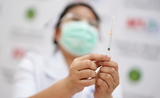 Un médecin préparant une dose de vaccin contre la Covid-19 