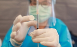 Un docteur préparant un vaccin