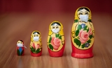 Une série de poupées russes portant un masque