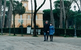 Couple italien marchant main dans la main