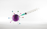 Une seringue pleine de vaccin pique un virus Covid-19
