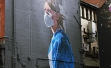 Une fresque murale à l'effigie d'une infirmière du NHS