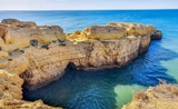 Les falaises de la région d'Algarve au Portugal