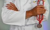 Un médecin tenant un stéthoscope 