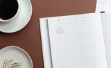 Un calendrier avec une tasse de café