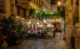 Un restaurant la nuit à Rome en terrasse