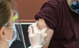 Une personne se faisant vacciner contre la Covid-19 