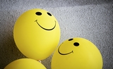 Des ballons smiley jaunes souriants