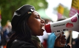 La militante Sasha Johnson, elle se sert d'un mégaphone